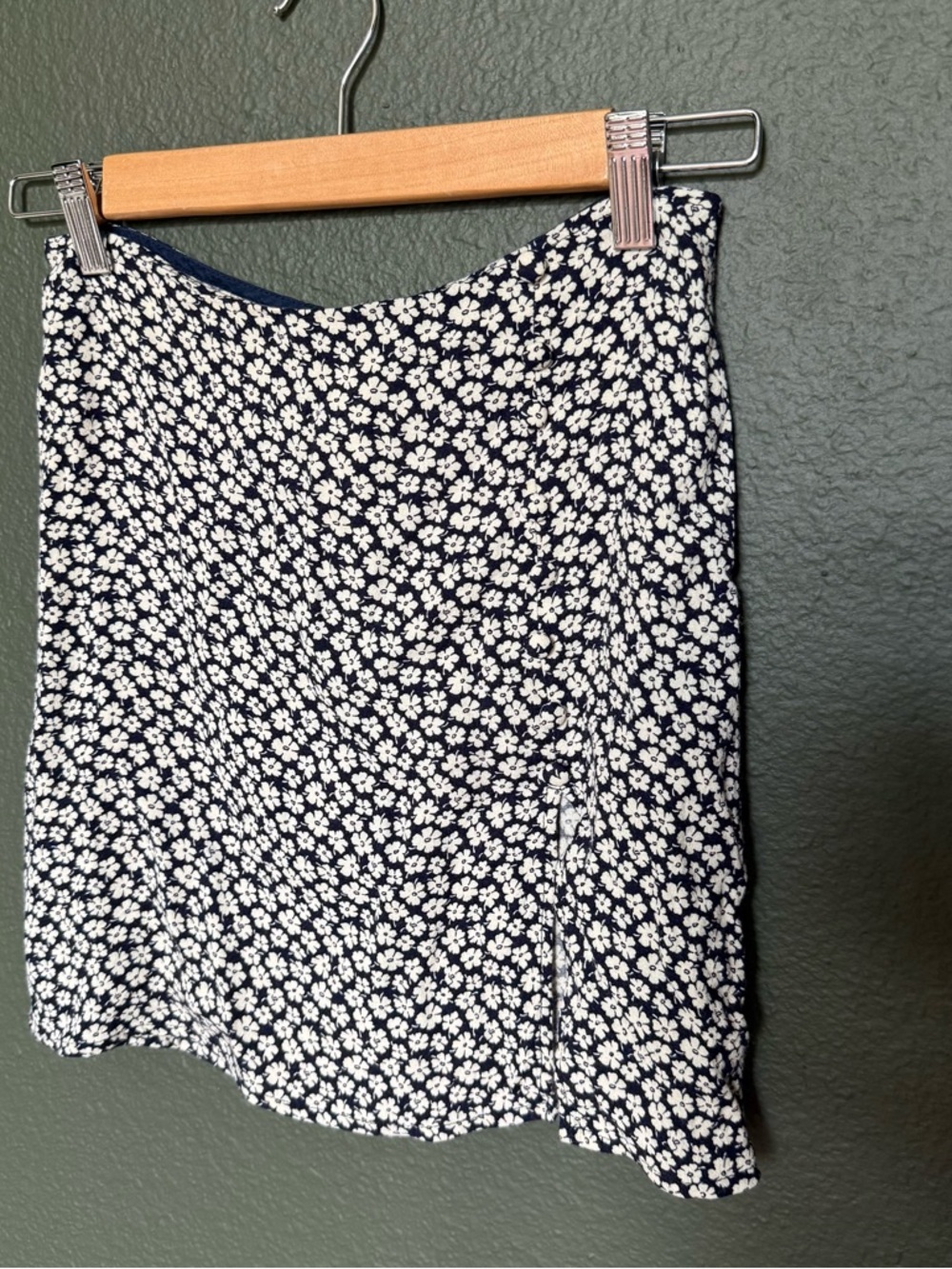 Reformation mini skirt | 8 but fits like 4